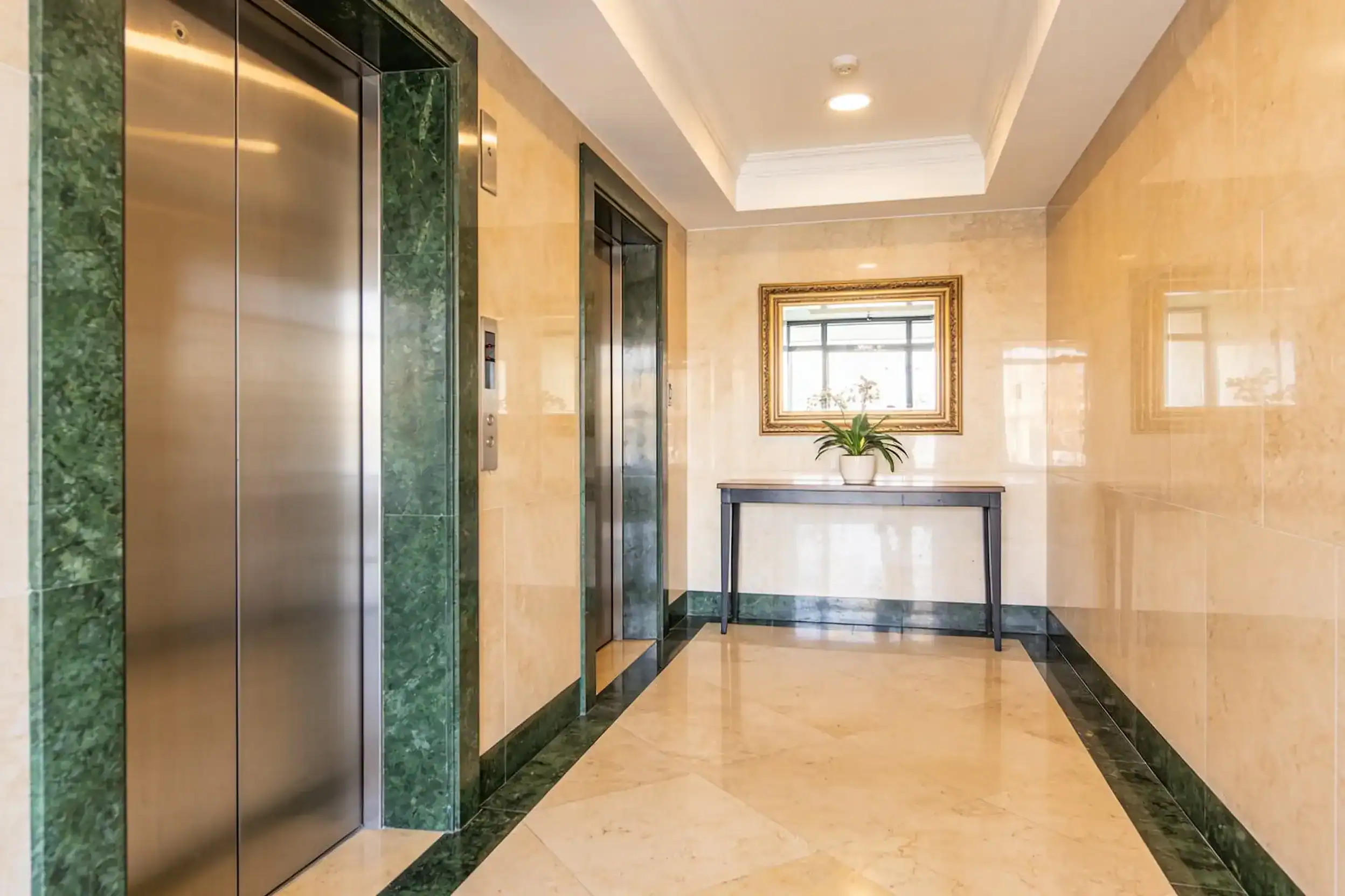 Multi-tenant building elevator lobby